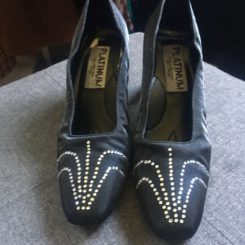 Platinum by Jade black pumps w/ rhinestone detail (S32)